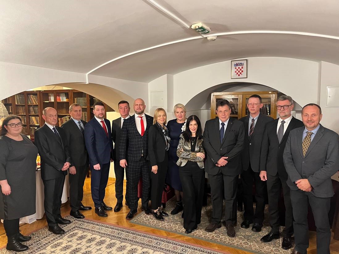 Članovi ukrajinskog izaslanstva s predstavnicima Vrhovnog suda